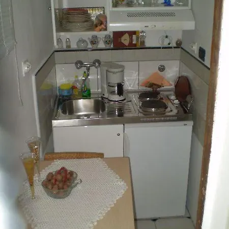 瓦罗斯公寓酒店